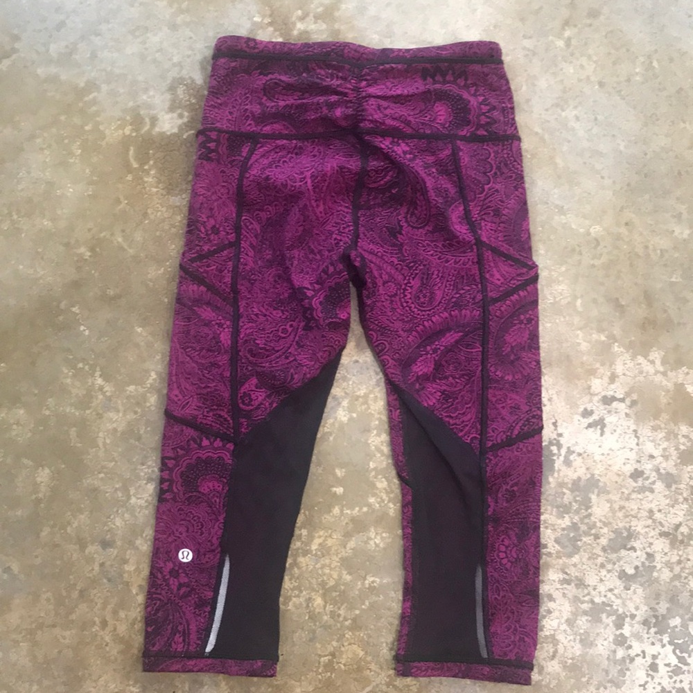 Lululemon Out Run 17”in Mesh crop.